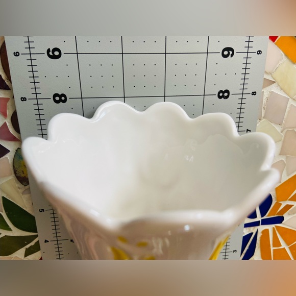 BNWT Sleek, Elegant Flower Vase Featuring Yellow Tulip Flowers, Scalloped Edge💐 - Picture 13 of 16